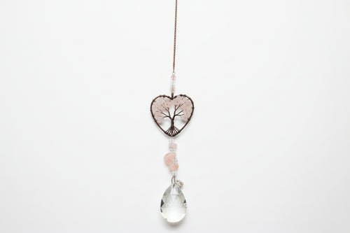 „Herzschlag der Liebe“ – Sonnenfänger- Rosenquarz & Lebensbaum