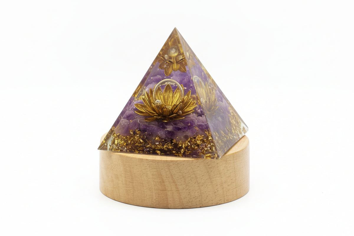 „AMETHYST AURA“ – Die leuchtende Lotus-Pyramide