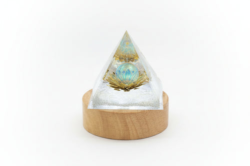 „LUMINA LOTUS“ – Die leuchtende Pyramide der Reinheit